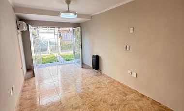 Departamento 2 dormitorios renovado en planta baja con patio, Las Piedras al 1000, Barrio Sur