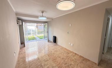Departamento 2 dormitorios renovado en planta baja con patio, Las Piedras al 1000, Barrio Sur
