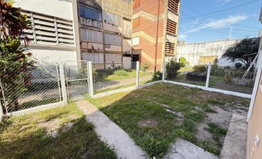 Departamento 2 dormitorios renovado en planta baja con patio, Las Piedras al 1000, Barrio Sur