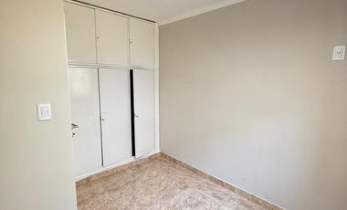 Departamento 2 dormitorios renovado en planta baja con patio, Las Piedras al 1000, Barrio Sur