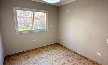 Departamento 2 dormitorios renovado en planta baja con patio, Las Piedras al 1000, Barrio Sur