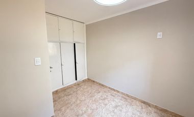 Departamento 2 dormitorios renovado en planta baja con patio, Las Piedras al 1000, Barrio Sur