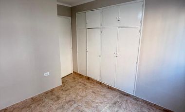 Departamento 2 dormitorios renovado en planta baja con patio, Las Piedras al 1000, Barrio Sur
