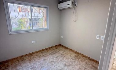 Departamento 2 dormitorios renovado en planta baja con patio, Las Piedras al 1000, Barrio Sur