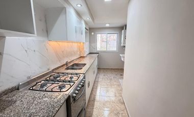 Departamento 2 dormitorios renovado en planta baja con patio, Las Piedras al 1000, Barrio Sur