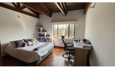 EN RENTA HERMOSA CASA EN COTA