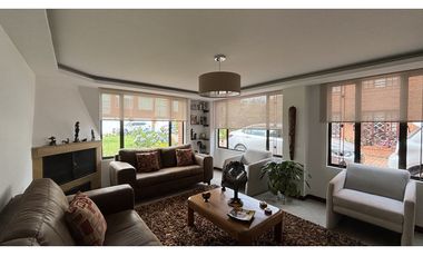 EN RENTA HERMOSA CASA EN COTA