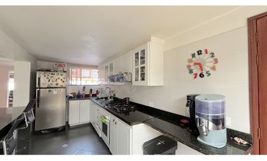 EN RENTA HERMOSA CASA EN COTA