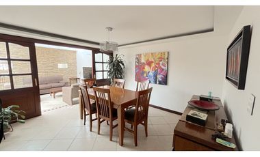 EN RENTA HERMOSA CASA EN COTA