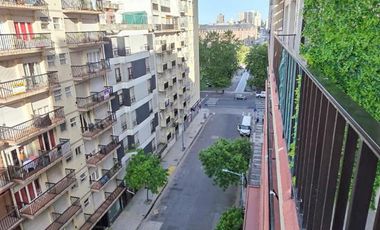 Departamento 2 ambientes, al frente con balcón / Zona centro.