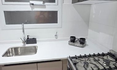 Departamento 2 ambientes, al frente con balcón / Zona centro.