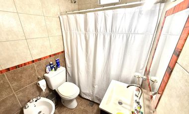 Ph 4 ambientes con entrada independiente al frente y patio en Remedios de Escalada