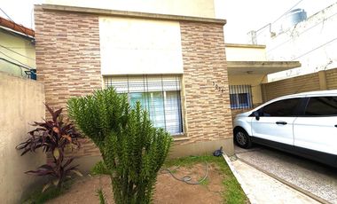 Ph 4 ambientes con entrada independiente al frente y patio en Remedios de Escalada