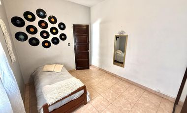 Ph 4 ambientes con entrada independiente al frente y patio en Remedios de Escalada