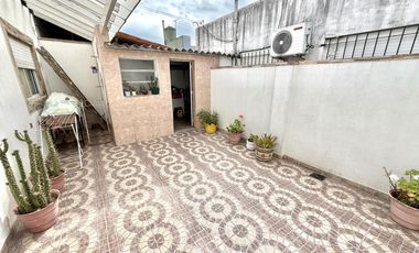 Ph 4 ambientes con entrada independiente al frente y patio en Remedios de Escalada