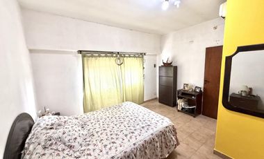 Ph 4 ambientes con entrada independiente al frente y patio en Remedios de Escalada