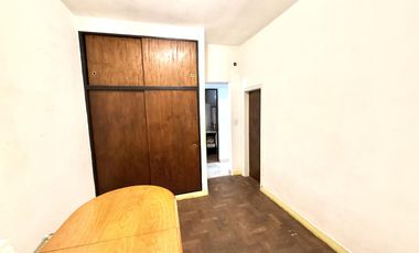 Ph 4 ambientes con entrada independiente al frente y patio en Remedios de Escalada