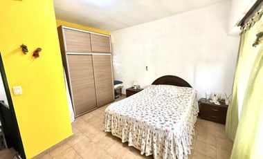 Ph 4 ambientes con entrada independiente al frente y patio en Remedios de Escalada