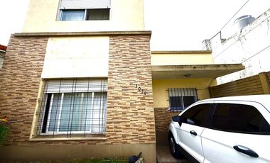 Ph 4 ambientes con entrada independiente al frente y patio en Remedios de Escalada