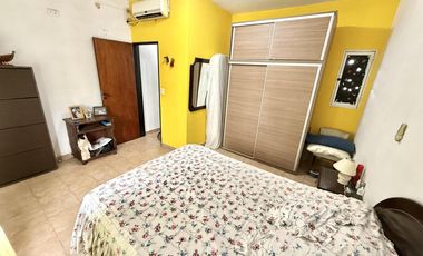 Ph 4 ambientes con entrada independiente al frente y patio en Remedios de Escalada