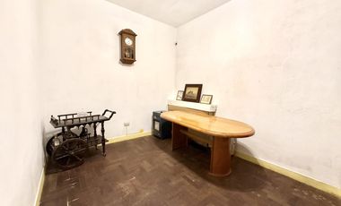 Ph 4 ambientes con entrada independiente al frente y patio en Remedios de Escalada