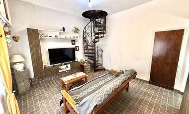 Ph 4 ambientes con entrada independiente al frente y patio en Remedios de Escalada