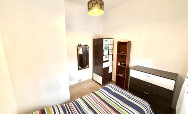 Ph 4 ambientes con entrada independiente al frente y patio en Remedios de Escalada