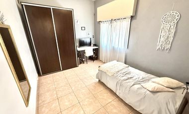 Ph 4 ambientes con entrada independiente al frente y patio en Remedios de Escalada