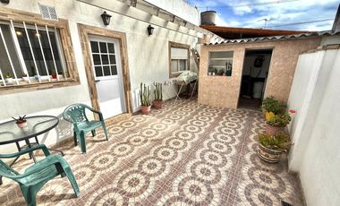 Ph 4 ambientes con entrada independiente al frente y patio en Remedios de Escalada