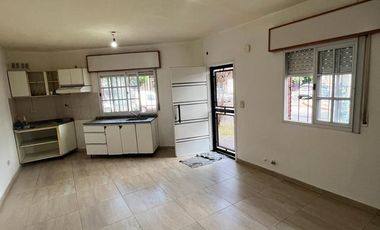 PH AL FRENTE. COCHERA- PATIO - BUEN ESTADO