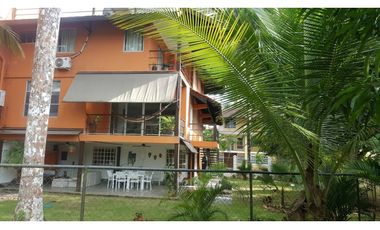 En venta casa de tres niveles en Clayton