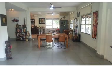 En venta casa de tres niveles en Clayton