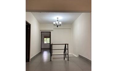 En venta casa de tres niveles en Clayton