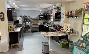 En venta casa de tres niveles en Clayton