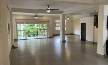 En venta casa de tres niveles en Clayton