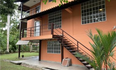 En venta casa de tres niveles en Clayton