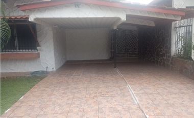 Alquilo casa en Villa de la Fuente, tres recámaras