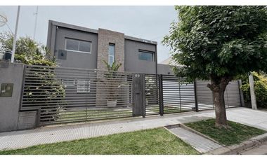 VENTA HERMOSA CASA 4 DORMITORIOS APTA CRÉDITO HIPOTECARIO