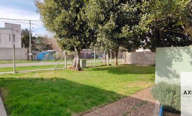 Complejo en Villa Elisa formado por casa, dos S.U.M, pileta climatizada, taller