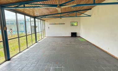 Complejo en Villa Elisa formado por casa, dos S.U.M, pileta climatizada, taller