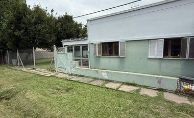 Complejo en Villa Elisa formado por casa, dos S.U.M, pileta climatizada, taller