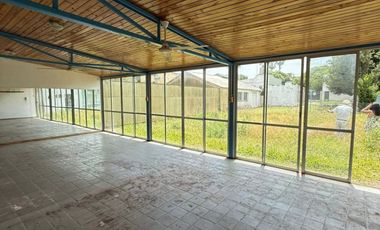 Complejo en Villa Elisa formado por casa, dos S.U.M, pileta climatizada, taller