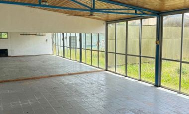 Complejo en Villa Elisa formado por casa, dos S.U.M, pileta climatizada, taller