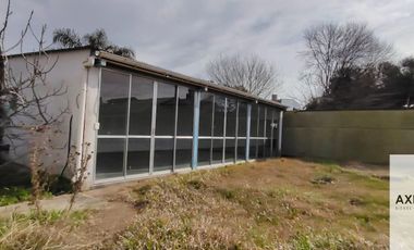 Complejo en Villa Elisa formado por casa, dos S.U.M, pileta climatizada, taller