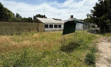 Complejo en Villa Elisa formado por casa, dos S.U.M, pileta climatizada, taller