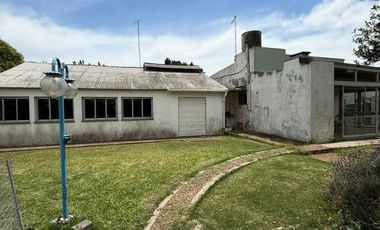 Complejo en Villa Elisa formado por casa, dos S.U.M, pileta climatizada, taller