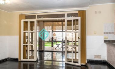 CASA EN ALQUILER CON COCHERA - TRES CERRITOS