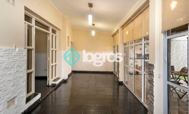 CASA EN ALQUILER CON COCHERA - TRES CERRITOS