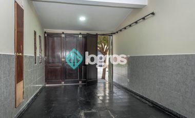 CASA EN ALQUILER CON COCHERA - TRES CERRITOS