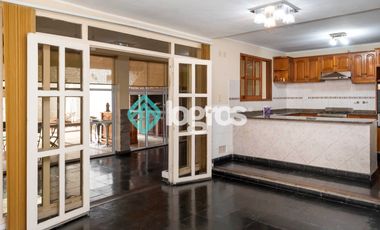 CASA EN ALQUILER CON COCHERA - TRES CERRITOS